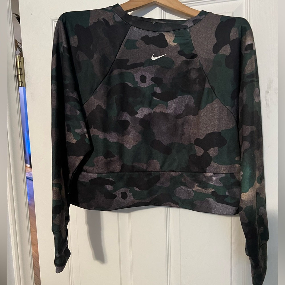 Nike crop dri fit camo crewneck size medium